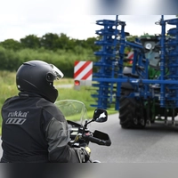 Geduld statt Risiko: Überholen von Erntefahrzeugen ist oft gefährlich, besonders bei unübersichtlichen Strecken. (Foto: David Hammersen/dpa/dpa-tmn)