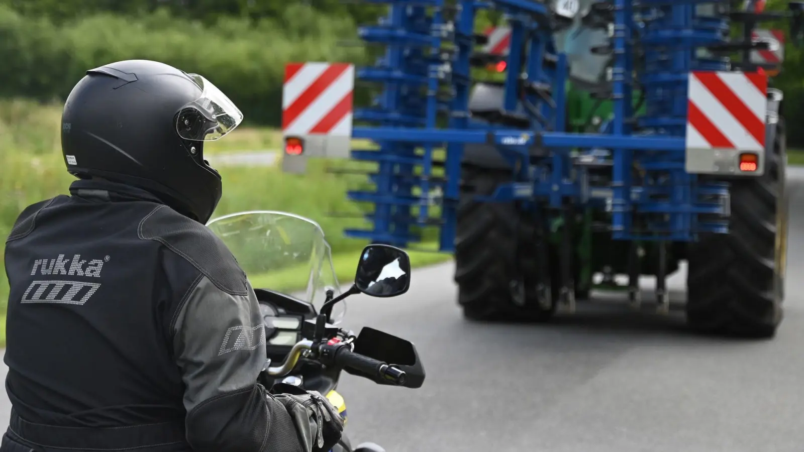 Geduld statt Risiko: Überholen von Erntefahrzeugen ist oft gefährlich, besonders bei unübersichtlichen Strecken. (Foto: David Hammersen/dpa/dpa-tmn)