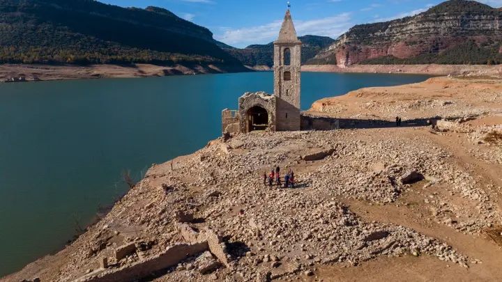 Eine Kirche und die Überreste eines alten Dorfes, die normalerweise vom Wasser bedeckt werden, sind am Stausee von Sau in Katalonien zu sehen. (Foto: Emilio Morenatti/AP)