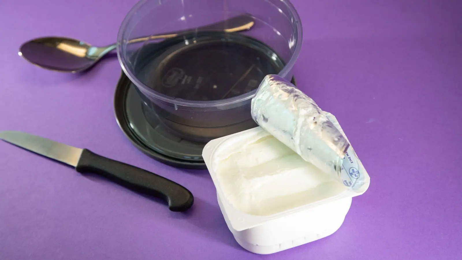 Kommt der Quark dank eines Messers leichter aus der Packung? (Foto: Christin Klose/dpa-tmn)