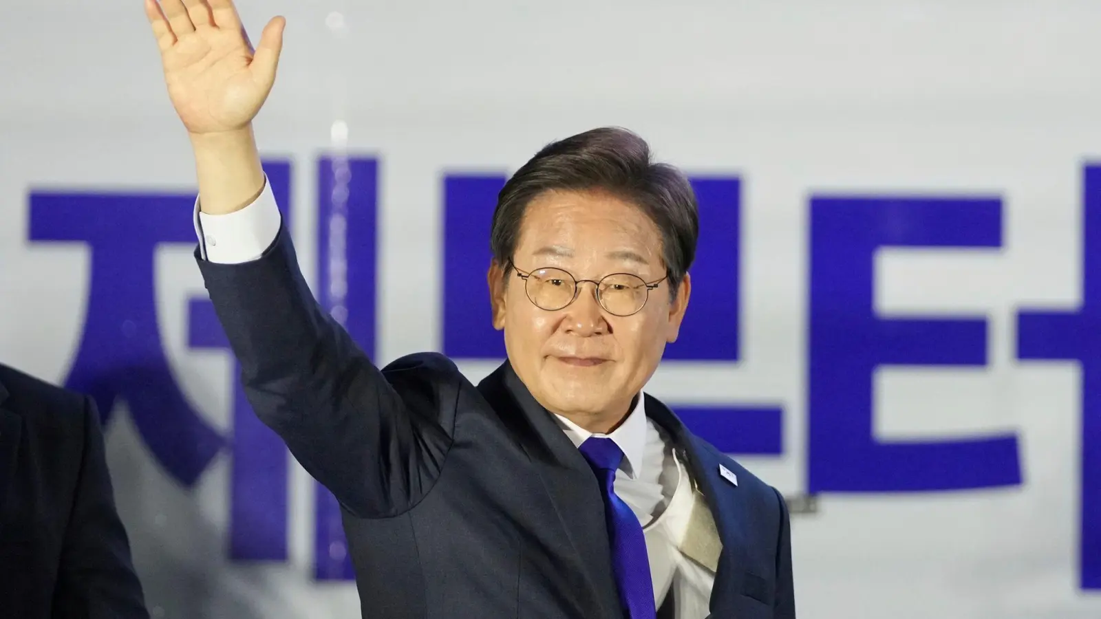 Die Südkoreaner haben nach einer mehrmonatigen Staatskrise über ein neues Staatsoberhaupt entschieden. (Foto: Lee Jin-man/AP/dpa)