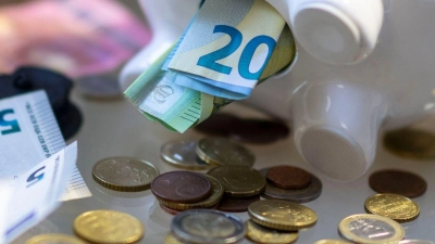 Laut einer Umfrage will oder kann fast jeder fünfte Erwachsene in Deutschland kein Geld auf die hohe Kante legen. (Foto: Hendrik Schmidt/dpa)