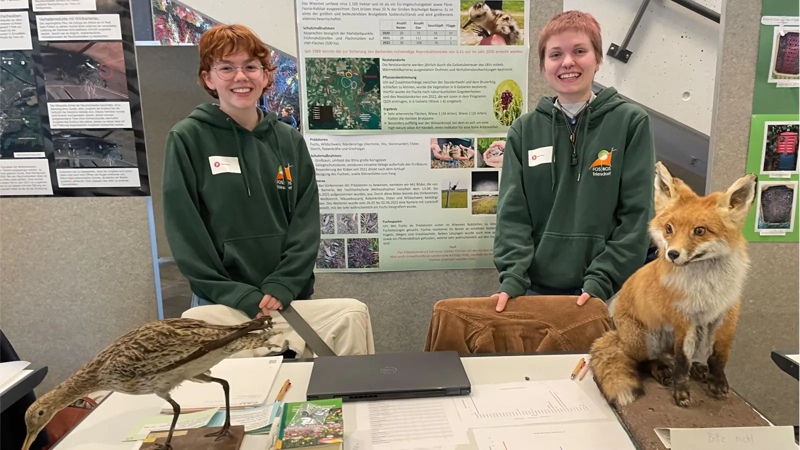 Das Foto zeigt links Mali Weise und rechts Marie Wuzel, Schülerinnen der FOS/BOS in Triesdorf, an ihrem Präsentationsstand beim Wettbewerb Jugend forscht in Erlangen. (Foto: Bianka Woigk)