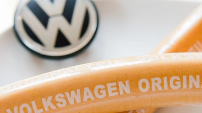 Insgesamt 8,33 Millionen VW-Currywürste inklusive aller Varianten wurden laut dem Betriebsrat des Autoherstellers 2023 verkauft. (Foto: Julian Stratenschulte/dpa)