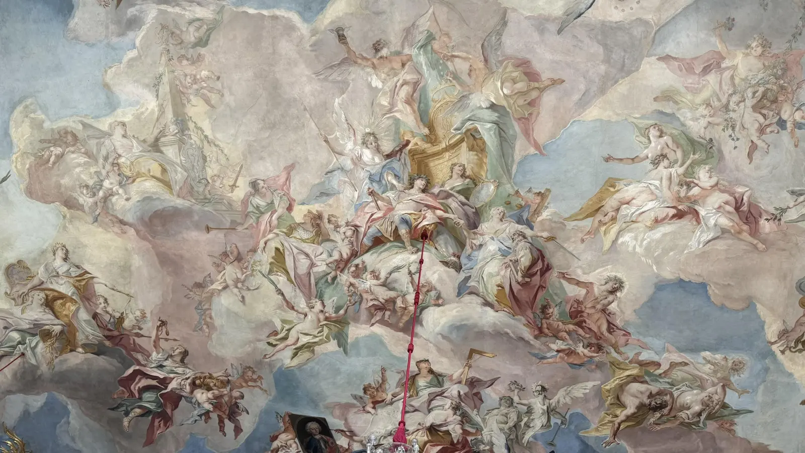 Im Zentrum des frisch restaurierten Deckenfreskos im Festsaal der Ansbacher Residenz thront die Personifikation der „Guten Regierung”&nbsp;– ein typisches Motiv der Barockzeit.  (Foto: Lara Hausleitner)