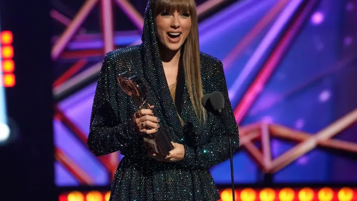 Taylor Swift mit dem Preis für den Song des Jahres bei den iHeartRadio Music Awards in Los Angeles. (Foto: Chris Pizzello/Invision/AP/dpa)