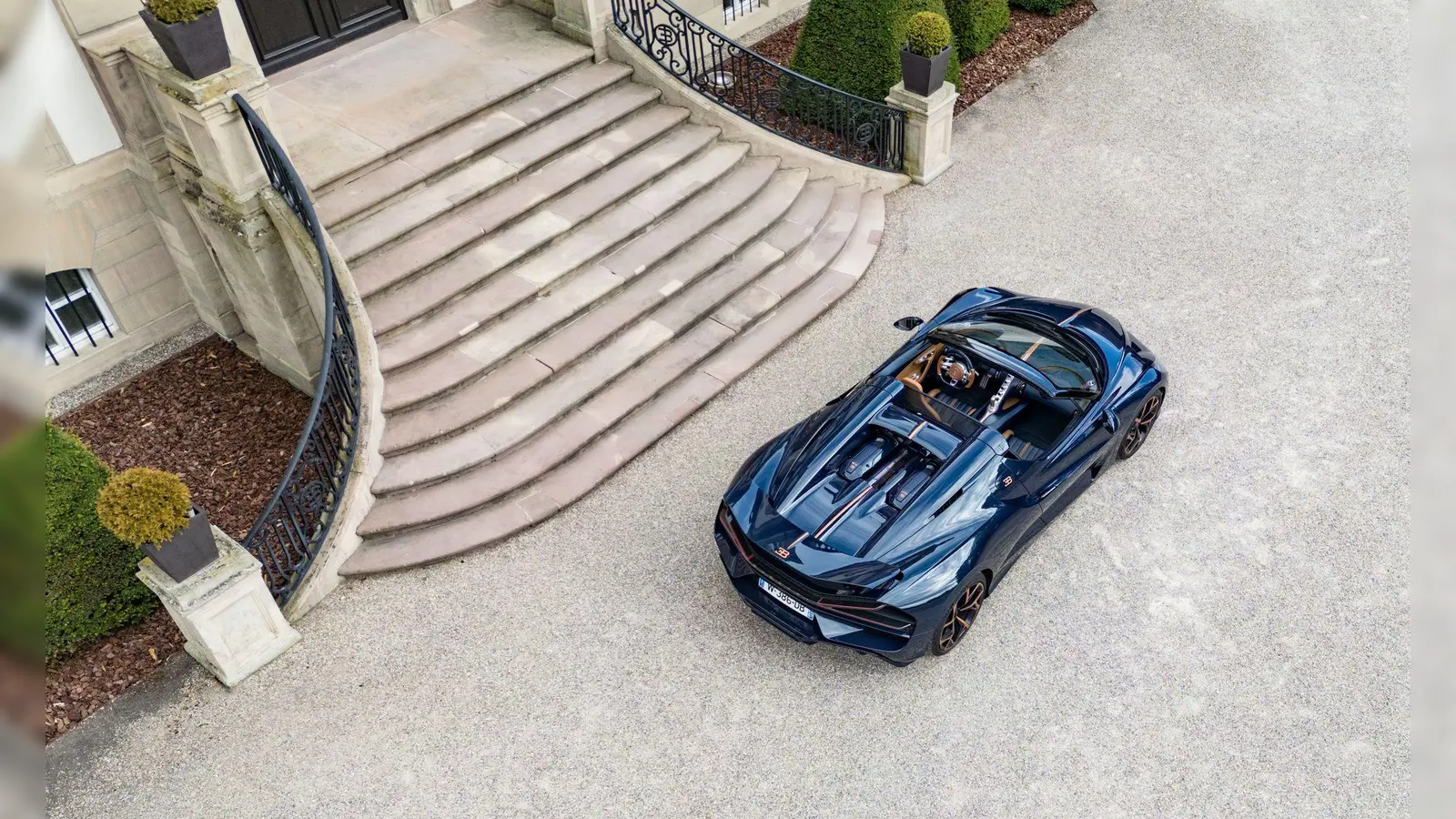 Feudal und feurig: Vor solchen standesgemäßen Anwesen dürften wohl viele der 99 gebauten Mistral vorfahren, wenn sie überhaupt aus der Sammlung in die freie Wildbahn rollen. (Foto: Bugatti/dpa-tmn)