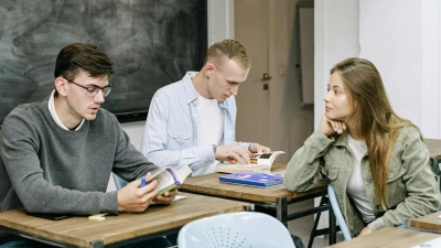 Jugendlichen stehen immer mehr Berufsmöglichkeiten offen, das kann oft überfordernd wirken. Individuelle Fähigkeiten und Interessen sind für die Wahl entscheidend. (Foto: Pexels)