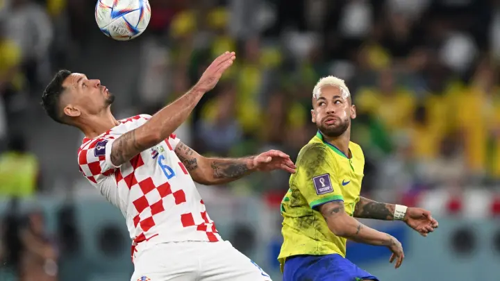 Kroatiens Dejan Lovren (l) spielt gegen Brasiliens Neymar. (Foto: Robert Michael/dpa)