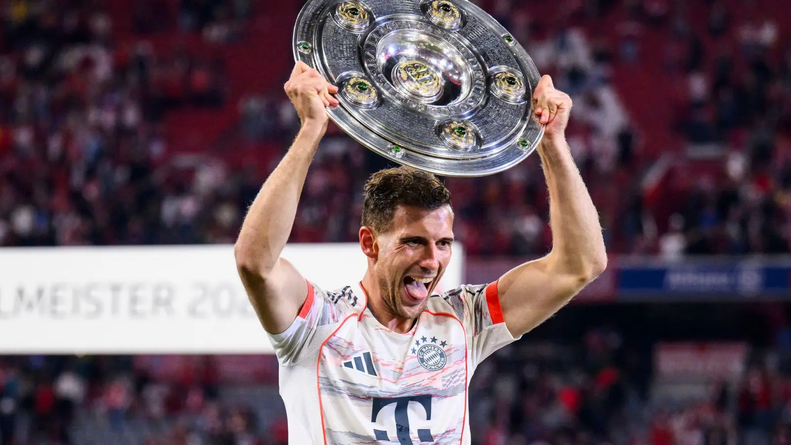 Mit „vollen Händen“, wie hier mit der Meisterschale 2025, will sich Leon Goretzka aus München verabschieden. (Foto: Tom Weller/dpa)