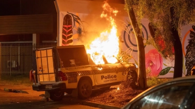 Ein Polizeifahrzeug brennt vor dem Krankenhaus in Alice Springs. (Foto: Rhett Hammerton/AAP Image/AP/dpa)