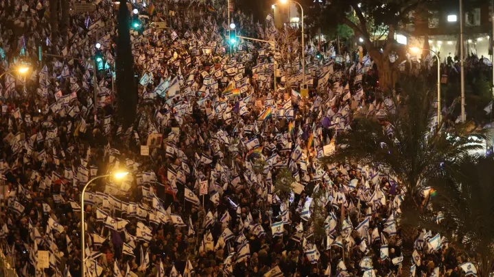 Zehntausende von Israelis demonstrierten den fünften Samstagabend in Folge gegen die Justizreform im Land. (Foto: Ilia Yefimovich/dpa)