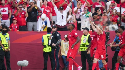 Kanada bejubelte den ersten Punkt bei einer WM-Endrunde. (Foto: Nathan Denette/The Canadian Press/dpa)