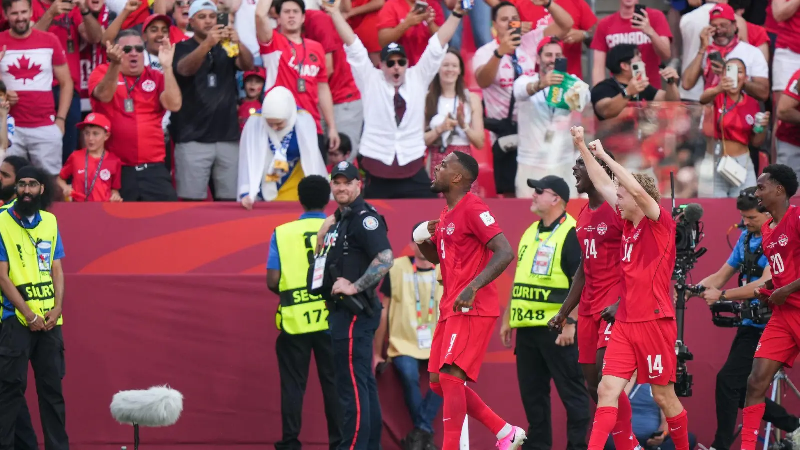 Kanada bejubelte den ersten Punkt bei einer WM-Endrunde. (Foto: Nathan Denette/The Canadian Press/dpa)