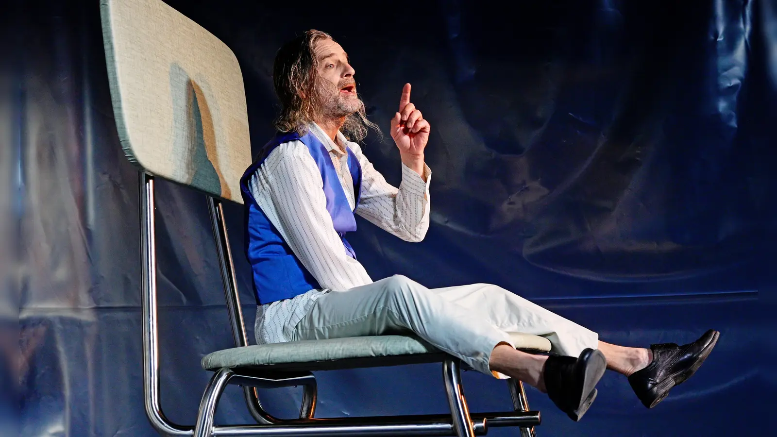 Groß ist der Küchenstuhl, klein der Mensch: Frank Siebenschuh in „Der Trinker“, ein Monolog nach dem Roman von Hans Fallada. (Foto: Jim Albright)