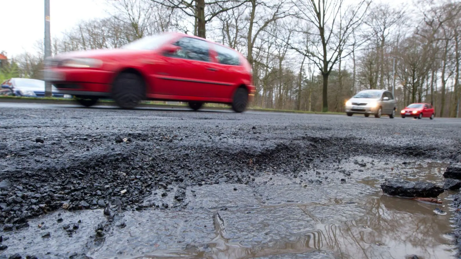 Fehlendes Geld verhindert in vielen bayerischen Kommunen wichtige Investitionen - etwa in den Straßenbau. Die Kämmerer mehrerer Städte machen sich jedoch längst auch Sorgen um die Demokratie. (Symbolfoto) (Foto: Sebastian Kahnert/dpa)