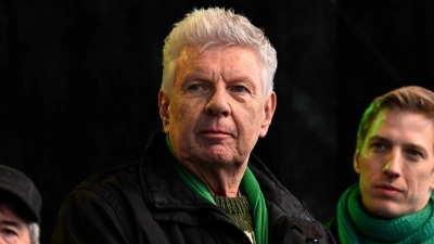 Das Münchner CSU-Spitzenpersonal empfiehlt SPD-Amtsinhaber Reiter (Mitte) bei der Stichwahl gegen den Grünen-Kandidaten Krause (rechts). (Foto: Felix Hörhager/dpa)