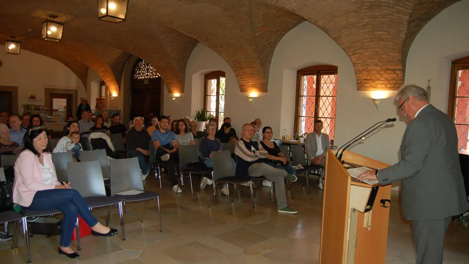 Neustadts Bürgermeister Klaus Meier beim Neubürgerempfang in der Ehrenhalle des Rathauses. (Foto: Christa Frühwald)