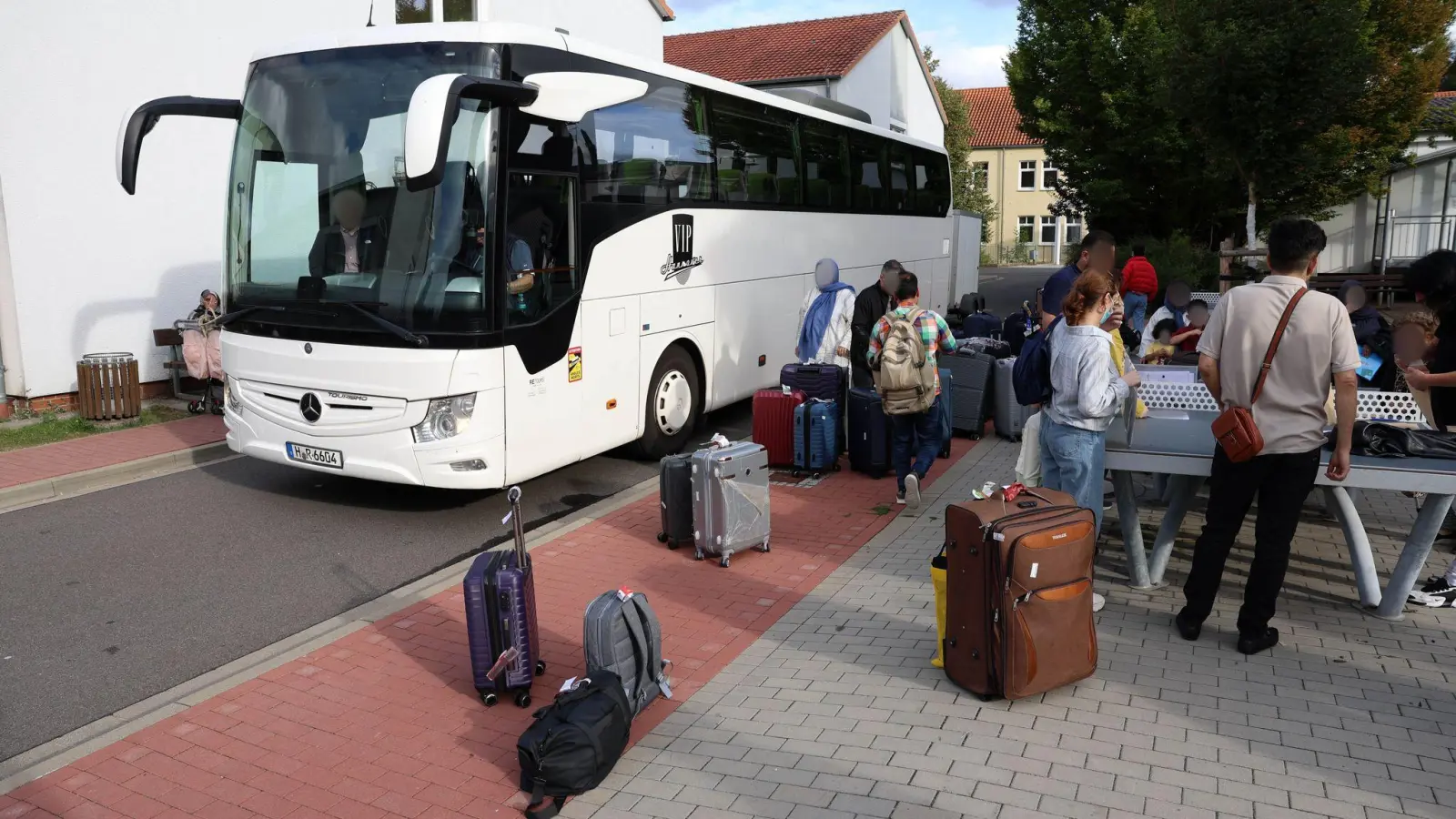 Die einen haben es nach Deutschland geschafft - andere sind aus Pakistan nach Afghanistan abgeschoben worden und schreiben nun an die Bundesregierung. (Foto: Stefan Rampfel/dpa)