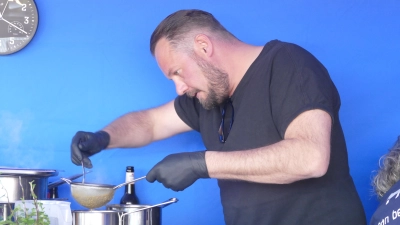 Voll bei der Sache waren die Teilnehmer der veganen Grillmeisterschaft. (Foto: Helmut Meixner)