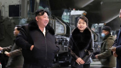 Die von der staatlichen nordkoreanischen Nachrichtenagentur KCNA zur Verfügung gestellte undatierte Aufnahme soll Machthaber Kim Jong Un mit seiner Tochter beim Besuch einer Fabrik für mobile Abschussvorrichtungen für Interkontinentalraketen zeigen. (Foto: Uncredited/KCNA/KNS/dpa)