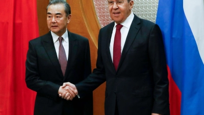Trafen sich in Tunxi: der russische Außenminister Sergej Lawrow (r) und sein chinesischer Amtskollege Wang Yi (Archivbild). (Foto: Pavel Golovkin/AP POOL/dpa)