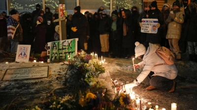 Die Menschen in Minneapolis trauern um den von Bundesbeamten erschossenen Alex Pretti. (Foto: Adam Gray/AP/dpa)