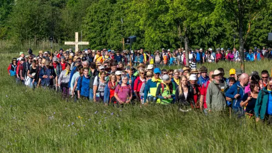 Zahlreiche Pilger starten zur größten Fußwallfahrt Deutschlands. (Foto: Armin Weigel/dpa)