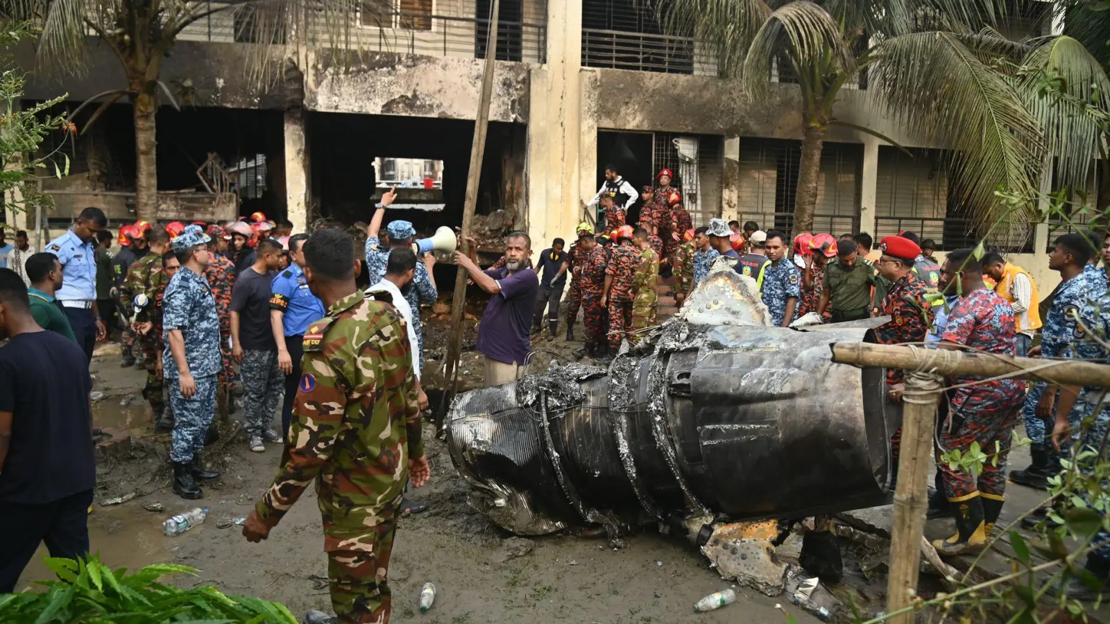 Rettungskräfte am Ort des Absturzes eines Militärjets in Dhaka. (Foto: Habibur Rahman/ZUMA Press Wire/dpa)