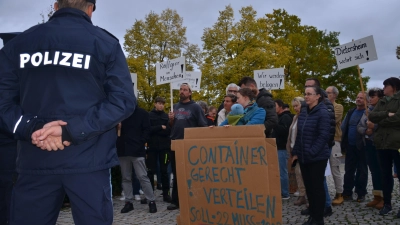 Mit Schildern und Plakaten demonstrierten am gestrigen Spätnachmittag rund 30 Dietersheimer gegen die Errichtung eines Containerdorfs für Geflüchtete in ihrem Heimatort. (Foto: Patrick Lauer)