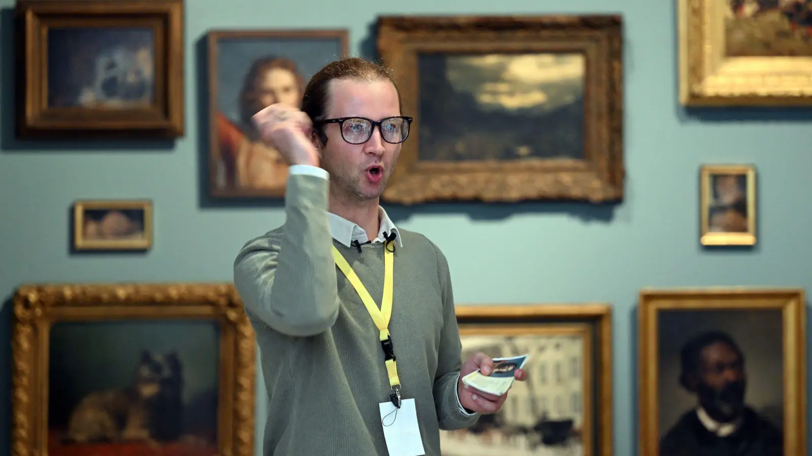 Der schlecht gelaunte „Grumpy Guide“ im Düsseldorfer Kunstpalast ist ein riesiger Publikumserfolg. (Foto: Federico Gambarini/dpa)