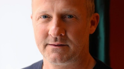 Maximilian Brückner rät zu einem Leben zwischen „Carpe Diem und Memento Mori“. (Foto: Felix Hörhager/dpa)
