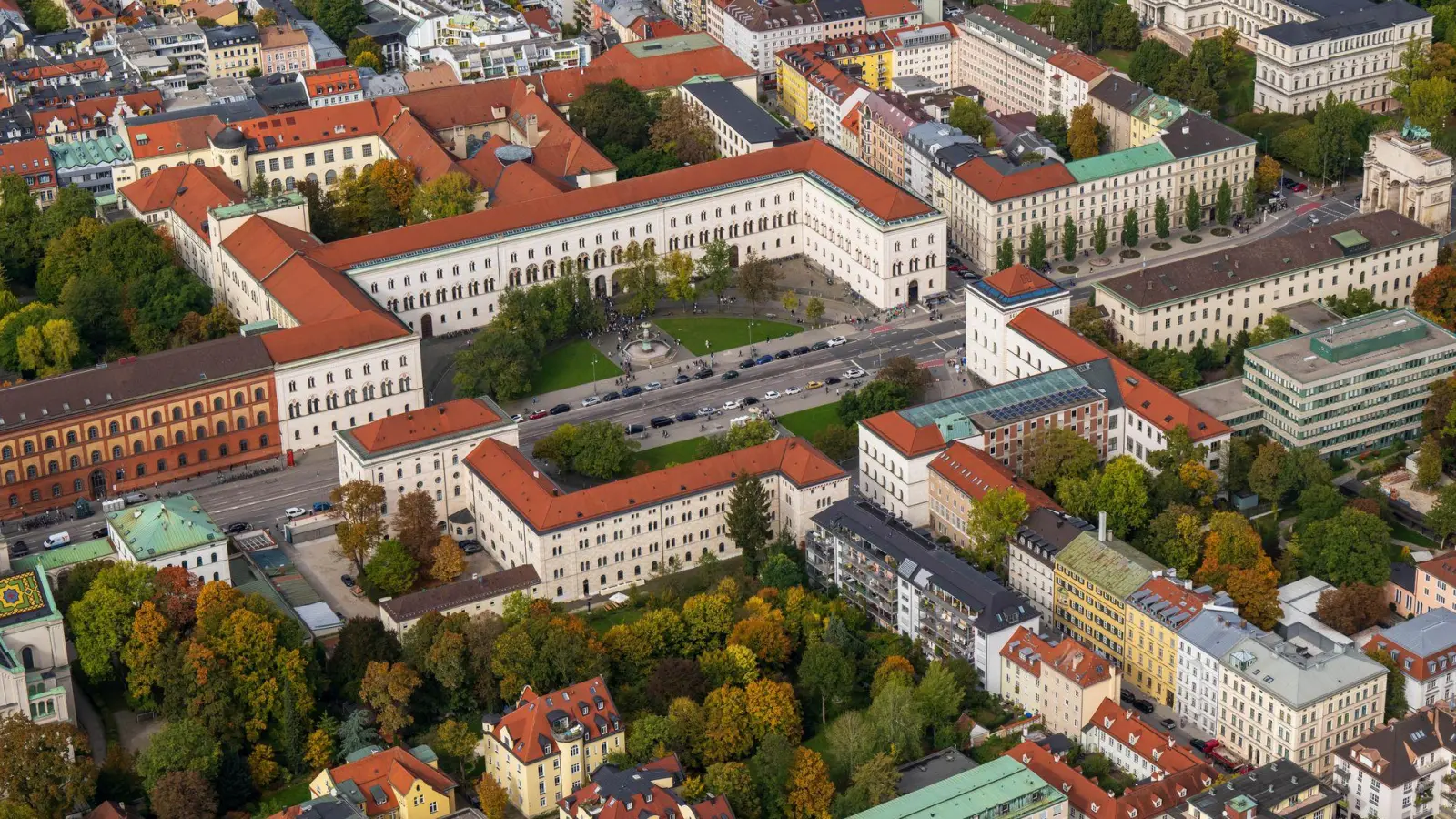 Die Polizei ermittelt zu dem Vorfall an der Ludwig-Maximilians-Universität. (Symbolbild) (Foto: Peter Kneffel/Deutsche Presse-Agentur GmbH/dpa)