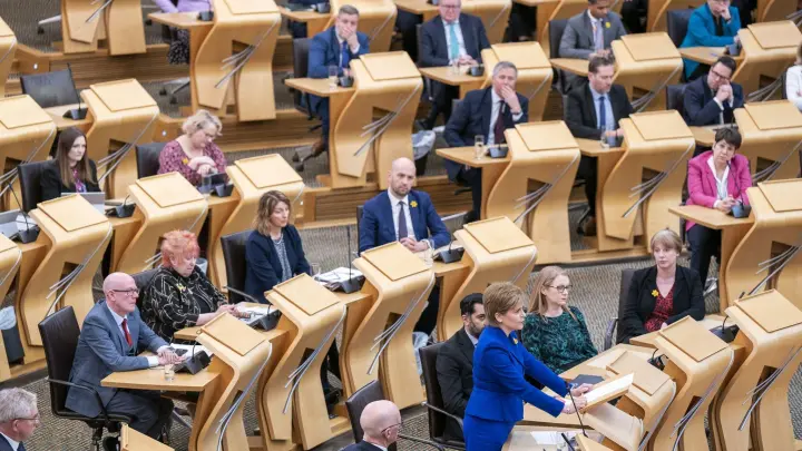 Die scheidende Regierungschefin Nicola Sturgeon bei ihrer letzten Fragestunde im schottischen Parlament in Edinburgh. (Foto: Jane Barlow/PA Wire/dpa)
