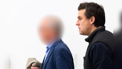 Der angeklagte Ex-Parlamentarier (l) bestreitet vor Gericht den Vorwurf des Kindesmissbrauchs.  (Foto: Michael Matthey/dpa)