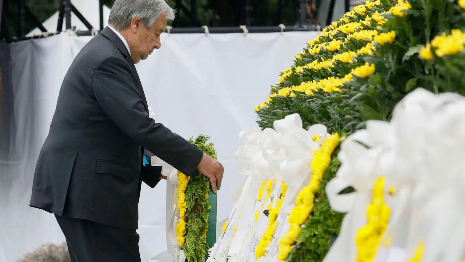 UN-Chef Antonio Guterres legt während der Zeremonie zum 77. Jahrestag des US-Atombombenangriffs auf Hiroshima einen Kranz nieder. (Foto: Kenzaburo Fukuhara/Kyodo News/AP/dpa)