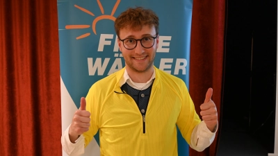 Marco Meier wurde von den Freien Wählern einstimmig zum Landratskandidaten nominiert. Hans Henninger hatte ihm als Überraschung ein gelbes Radler-Trikot in Anspielung aufs Thema Teamwork geschenkt. (Foto: Anna Beigel)