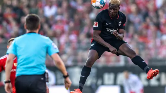 Ragnar Ache von Eintracht Frankfurt springt zum Kopfball. (Foto: Andreas Gora/dpa/Archivbild)