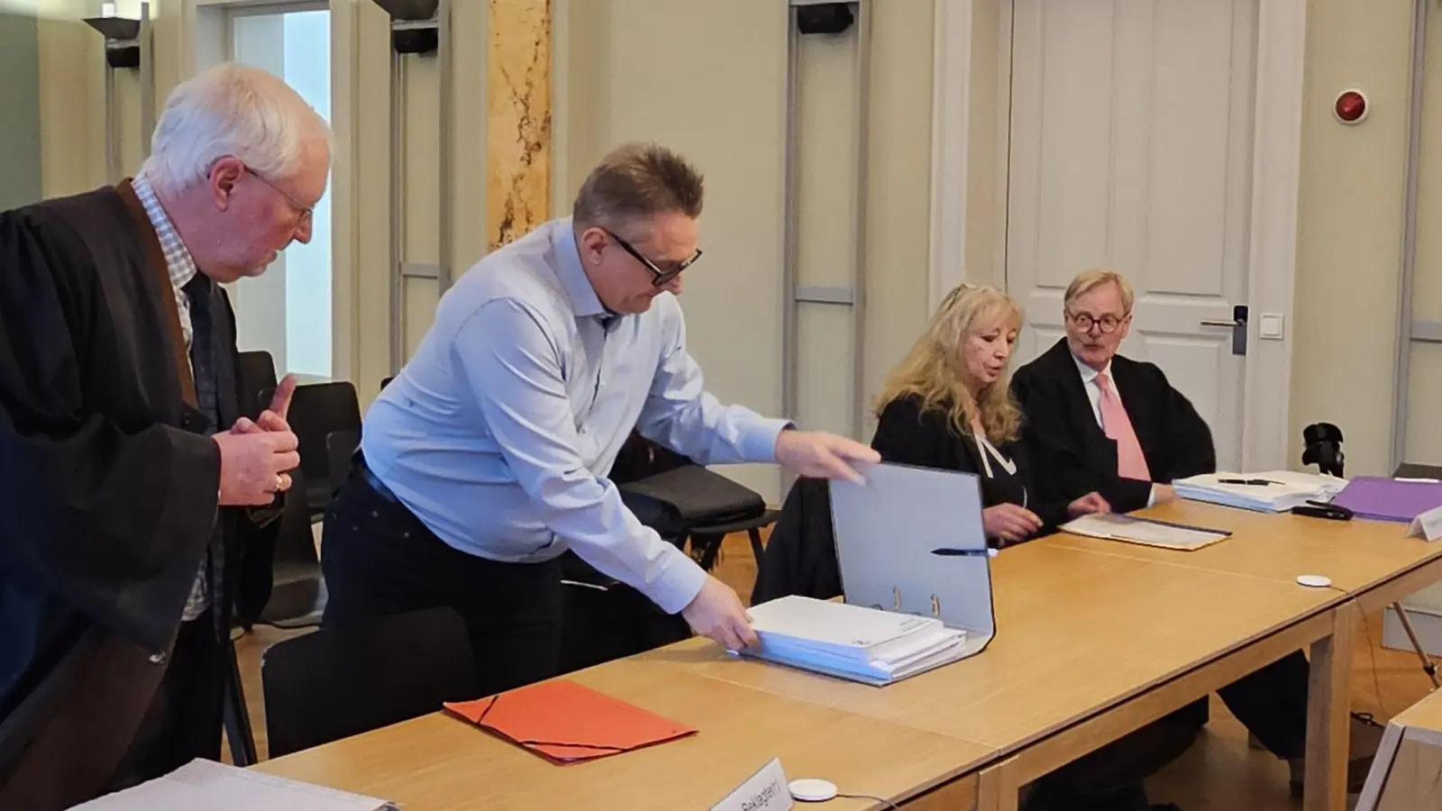 Als Klägerin vor Gericht: Leutershausens Ex-Bürgermeisterin Sandra Bonnemeier mit ihrem Anwalt Dr. Jochim Thietz-Bartram (rechts). Die Stadt vertraten neben Bürgermeister Markus Liebich (nicht im Bild) Rechtsanwalt Wolfgang Ott (links) und der Leiter der Hauptverwaltung im Rathaus, Jürgen Ruppert (Zweiter von links). (Foto: Wolfgang Grebenhof)