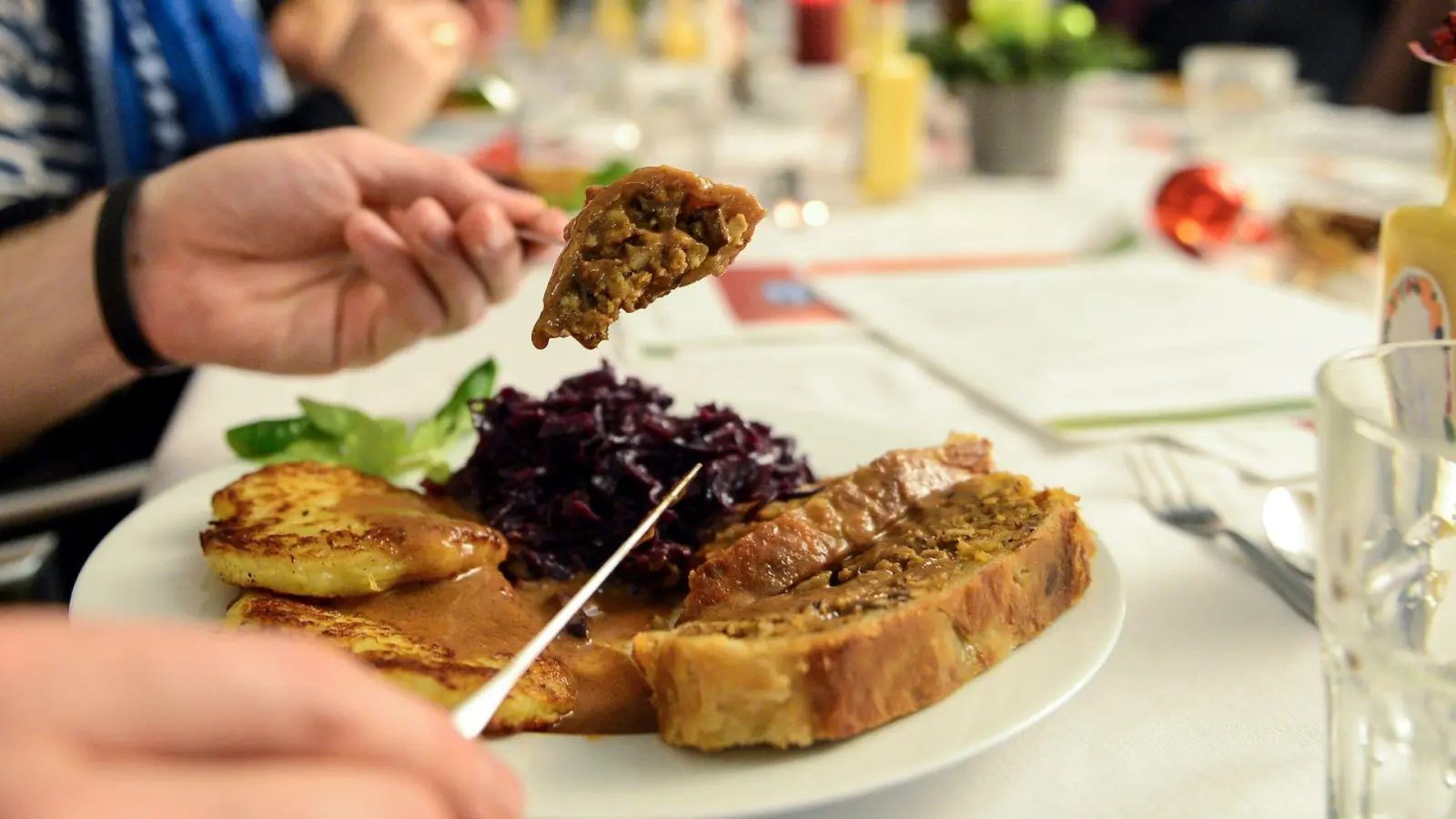 Vegetarische Gerichte mit saisonalem Gemüse wie Rotkohl, Wirsing oder Rote Bete sind günstige Alternativen zum klassischen Festtagsbraten. (Foto: Britta Pedersen/dpa/dpa-tmn)