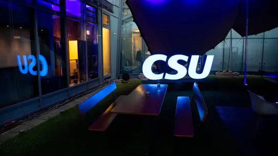 Das Logo der CSU im Innenhof der Parteizentrale in München. (Foto: Sven Hoppe/dpa/Symbolbild)