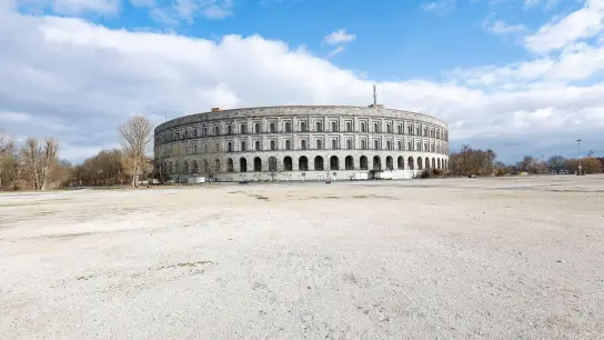 Blick auf den Kongresshallenbau auf dem ehemaligen Reichsparteitagsgelände. (Foto: Daniel Löb/dpa/Archivbild)