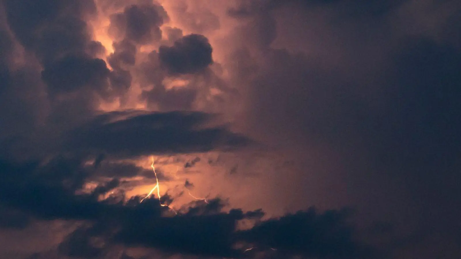 Blitze entladen sich während eines Gewitters. (Foto: Fabian Sommer/dpa/Symbolbild)