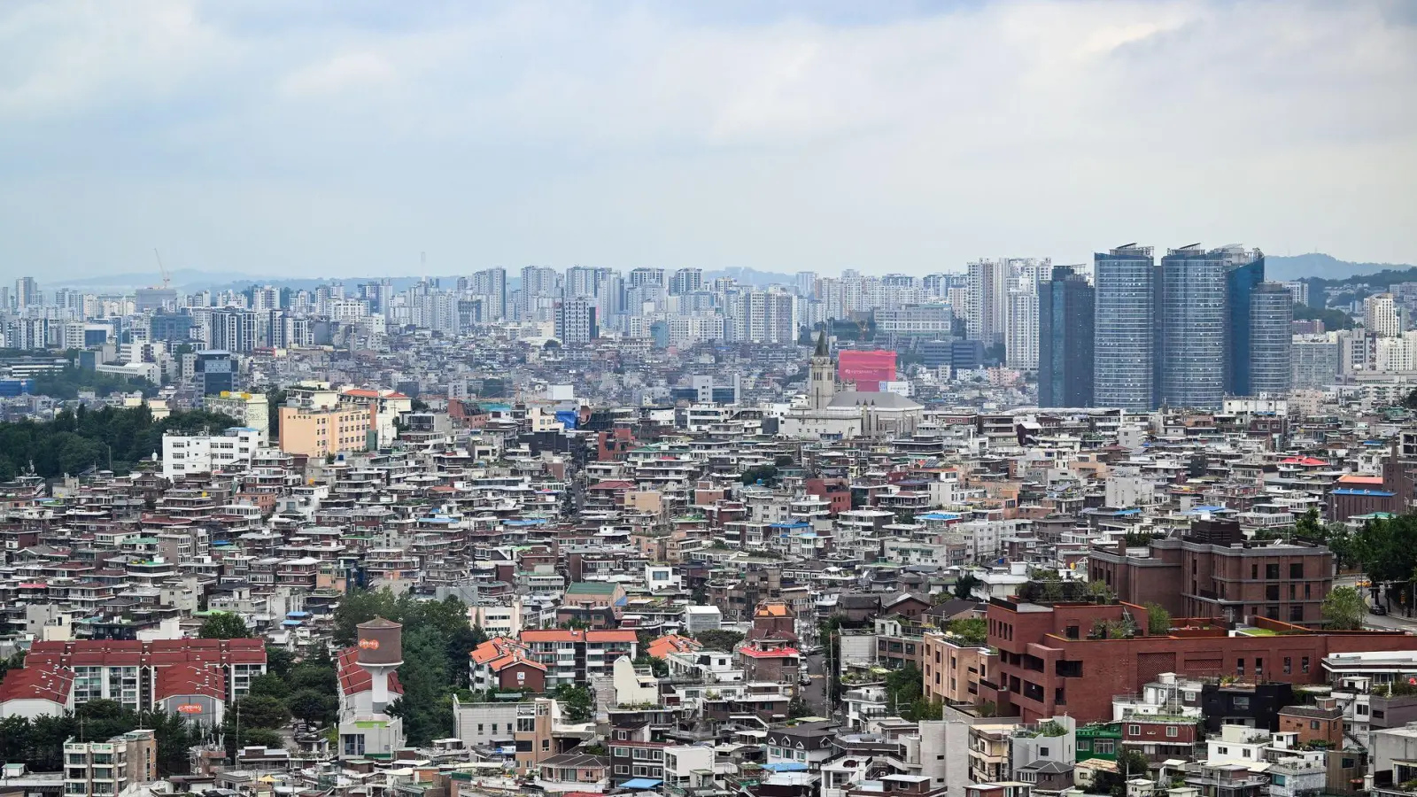 Der Verurteilte hatte unter anderem versucht, eines seiner Opfer in einer Satellitenstadt nahe Seoul zu erwürgen. (Illustration) (Foto: Soeren Stache/dpa)