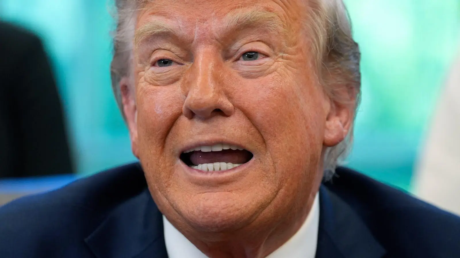 Donald Trump lässt kein gutes Haar an seinem Vorgänger. (Archivbild) (Foto: Alex Brandon/AP/dpa)