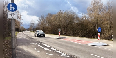 Diese neue Insel auf der Schalkhäuser Landstraße können Radfahrende verwenden, um zwischen Fahrradschutzstreifen und Gehweg zu wechseln. (Foto: Luca Paul)