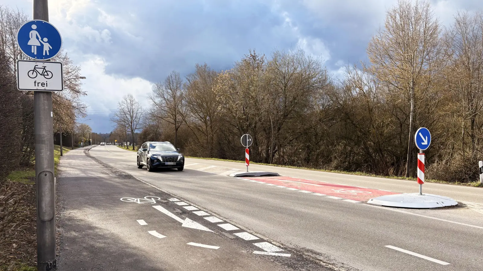 Diese neue Insel auf der Schalkhäuser Landstraße können Radfahrende verwenden, um zwischen Fahrradschutzstreifen und Gehweg zu wechseln. (Foto: Luca Paul)