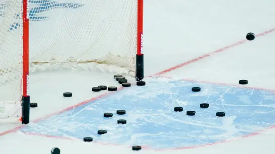 Eishockey-Pucks liegen im Torraum. (Foto: Uwe Anspach/dpa/Symbolbild)