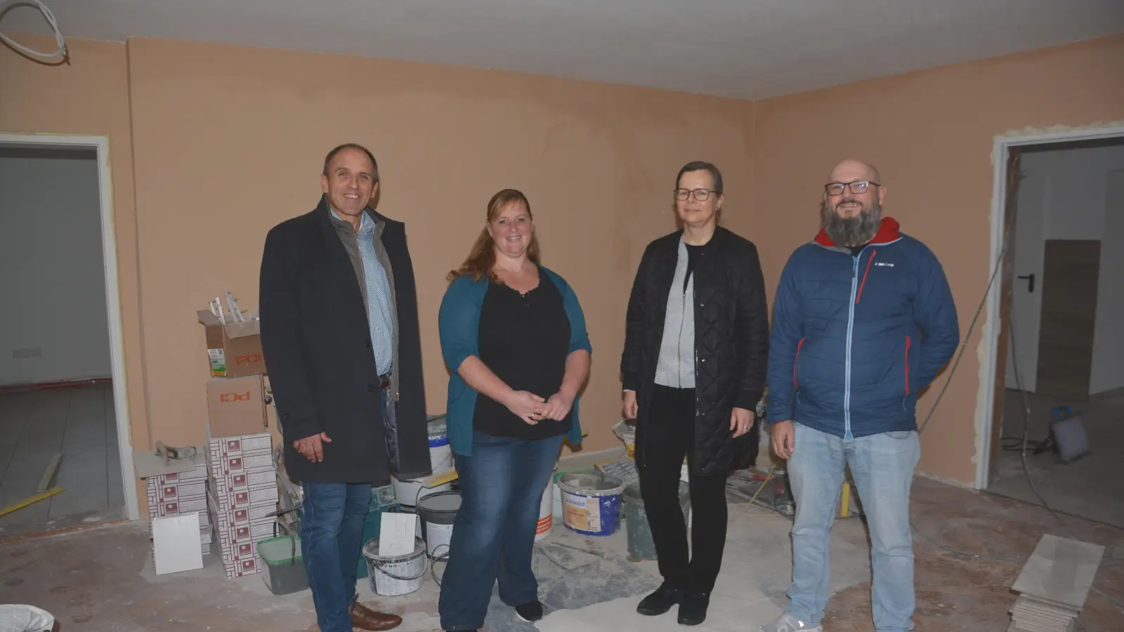 Das künftige Dorfcafé ist in den Endzügen der Gestaltung: Jürgen Weick, die Leiterin des Dorfladens Alexandra Tisch, Mariana Ferrara und Thomas Günzel (von links) können den Einzug kaum noch erwarten. (Foto: Peter Tippl)