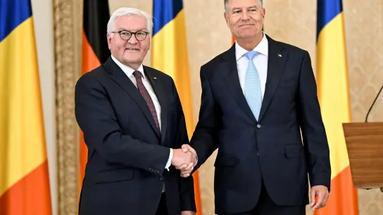 Bundespräsident Frank-Walter Steinmeier trifft in Bukarets den rumänischen Präsidenten Klaus Iohannis. (Foto: Britta Pedersen/dpa)